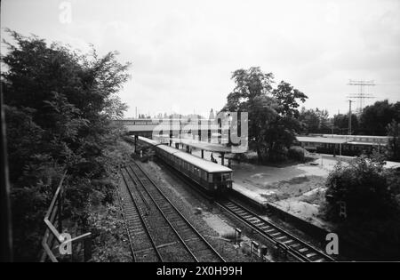 S-Bahnhof, Gleise und Fußgängerbrücke am Ostkreuz Berlin. [Automatisierte Übersetzung] Stockfoto