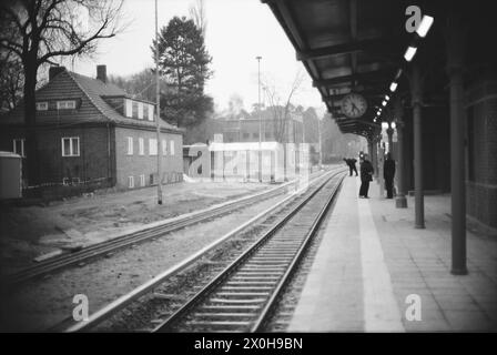 Am 1. April 1992 wurde der elektrische S-Bahn-Verkehr über Wannsee hinaus nach Potsdam - damals Bahnhof Potsdam Stadt und später in Potsdam Hauptbahnhof umbenannt - wieder aufgenommen, weitgehend eingleisig. Der erste Bahnhof nach Wannsee ist Griebnitzsee, der Grenzbahnhof zwischen der DDR und West-Berlin vor der Wiedervereinigung. Nur wer es kennt, kann die alten Anlagen noch finden. [Automatisierte Übersetzung] Stockfoto