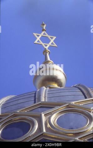 Die Kuppel der Neuen Synagoge an der Oranienburger Straße in Berlin. Die Überreste der Synagoge aus dem Krieg wurden wunderschön restauriert und sind sehenswert. Nur wenige wissen, dass diese Synagoge nicht in der Kristallnacht verbrannt wurde. Ein aufmerksamer und mutiger Polizist verhinderte dies. [Automatisierte Übersetzung] Stockfoto