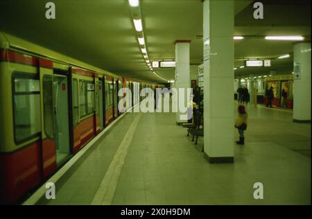 Ansicht einer der beiden Plattformen [automatisierte Übersetzung] Stockfoto