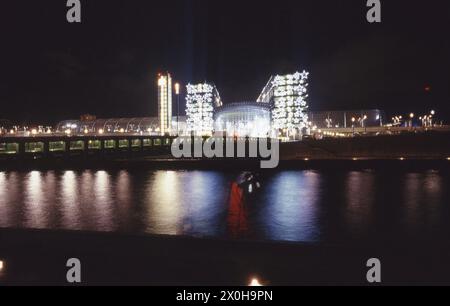 Dieses Foto wurde von der anderen Seite der Spree aufgenommen. Die große Fußgängerbrücke über die Spree ist auf der linken Seite zu sehen. Die Station ist nun seit einem Jahr in Betrieb. Heute (2019) wird sie immer mehr aufgebaut. [Automatisierte Übersetzung] Stockfoto