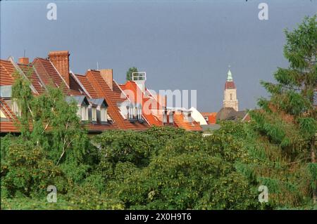 Der Blick schweift entlang der Dachreihe an der Deidesheimerstraße in Richtung Rathaus Friedenau. Stockfoto