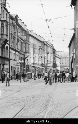 Passanten stehen in einer Straße in Erfurt. [Automatisierte Übersetzung] Stockfoto