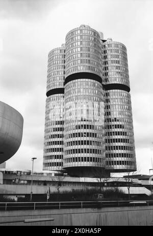 Das Bild zeigt das typische BMW-Gebäude, das auf der ganzen Welt bekannt ist. Das Museum auf der linken Seite ist angefügt [automatisierte Übersetzung] Stockfoto