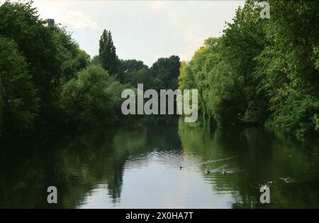 Der Volkspark schlängelt sich entlang einer Kette von Seen glazialen Ursprungs vom Schöneberger Rathaus bis zur Stadtautobahn im Westen. [Automatisierte Übersetzung] Stockfoto