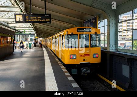 Retro U-Bahn Retrospecive U-Bahn U3 Richtung Krumme Lanke, wo neue Passagiere und Pendler am Bahnhof Gorlitzer aufgenommen werden. Berlin, Deutschland. Berlin Gorlitzer Bahnhof Berlin Deutschland Copyright: XGuidoxKoppesx Stockfoto