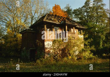 2005 stehen noch die Reste eines Stellwerks vom Anhalter Bahnhof auf dem Gelände Gleisdreieck Stockfoto