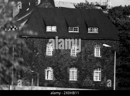 Blick auf das CharitÃ-Krankenhaus in Ost-Berlin von West-Berlin - die Grenzbefestigung ist noch am unteren Bildrand zu sehen. [Automatisierte Übersetzung] Stockfoto