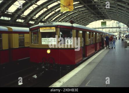 Feierlichkeiten am Ostbahnhof anlässlich des 10. Jahrestages der Schließung der Lücke am Bahnhof Friedrichstraße und der Eröffnung der Glasempfangshalle am Ostbahnhof, Sonderzug am Ostbahnhof Stockfoto