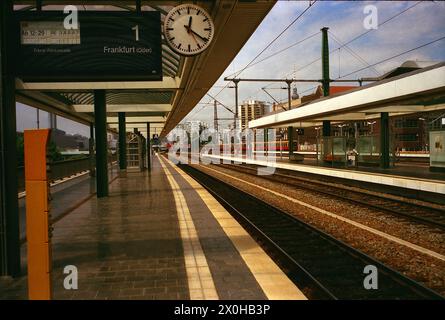 Feier am Ostbahnhof zum 10. Jahr der Schließung der Lücke am Bahnhof Friedrichstraße und Eröffnung der Glasempfangshalle am Ostbahnhof, Panorama-S-Bahn am Ostbahnhof Stockfoto