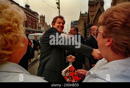 ARBEITSKONFERENZ. BLACKPOOL 1998 FOTO VON BRIAN HARRIS..... 27./9/98 UHR BLAIRE KOMMT ZUM MORGENGOTTESDIENST IN DER SACRED HEART CATHOLIC CHURCH, BLACKPOOL Stockfoto