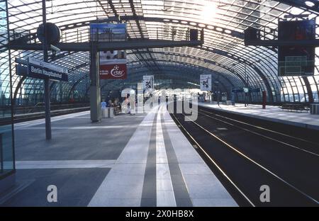 Die Einweihung des neuen Hauptbahnhofs war ein brillanter Abend das Bild zeigt nun die oberirdische Haupthalle. Gleichzeitig nahmen auch die anderen Bahnhöfe entlang der Tunnelstrecke am 28. Mai 2006 den Betrieb bzw. den vollen Betrieb auf. [Automatisierte Übersetzung] Stockfoto