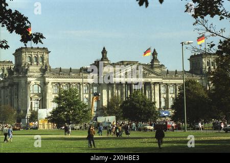 Nach den Feierlichkeiten in der Nacht vom 2. Auf 3. Oktober 1990 feiern die Menschen noch am 3. Oktober 1990 vor dem Berliner Reichstag die Wiedervereinigung. [Automatisierte Übersetzung] Stockfoto