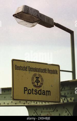 Potsdamer Stadtschild mit dem Siegel der DDR unter einer Laterne auf der Glienicker Brücke. [Automatisierte Übersetzung] Stockfoto