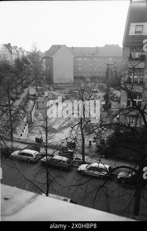 Ein kleines Kleingartenparadies musste Platz für einen Neubau machen, die Baugrube ist bereits ausgegraben. [Automatisierte Übersetzung] Stockfoto