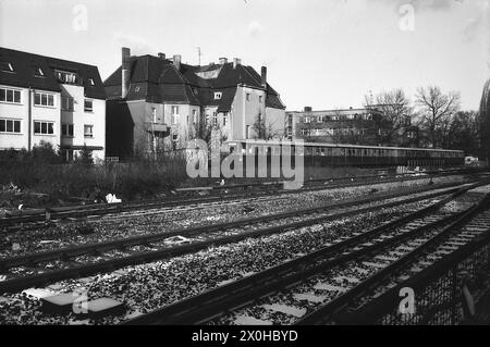 In einer Tour de Force stellte die BVG die Wannseebahn im Winter 84-85 wieder in den Personenverkehr und eröffnete sie am 1. Februar 85 wieder. [Automatisierte Übersetzung] Stockfoto