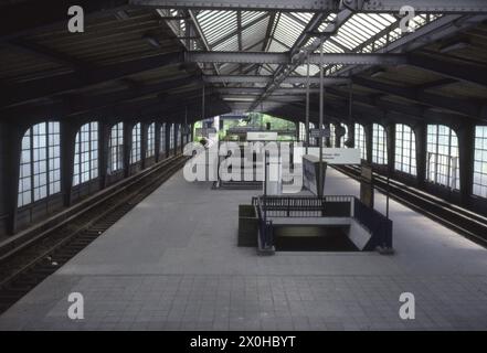 Ab Mai 1984 verkehrt die S-Bahn auch über Charlottenburg hinaus wieder nach Wannsee. Das Bild zeigt den oberen Westkreuz-Bahnsteig, der nur noch für viele Jahre als Zugang zum unteren Bahnsteig genutzt wird. Dies liegt daran, dass dort seit dem S-Bahn-Streik 1980 keine Ringbahnen mehr verkehren. Es wird einige Jahre dauern, bis die Züge wieder dort verkehren. [Automatisierte Übersetzung] Stockfoto