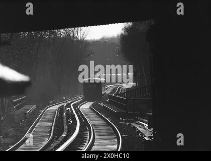 In einer Tour de Force setzte die BVG die Wannseebahn im Winter 84–85 wieder in den Personenverkehr ein. [Automatisierte Übersetzung] Stockfoto