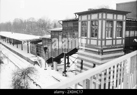 Im eisigen Winter 86/87, zeigt das Bild wahrscheinlich den S-Bahnhof Südende an der noch stillgelegten S-Bahn-Strecke nach Lichterfelde Süd. [Automatisierte Übersetzung] Stockfoto