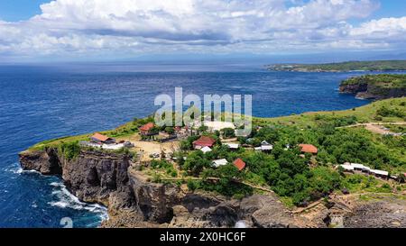 Beliebte Orte und Strände in Nusa Penida, Bali, Indonesien. Felsen, Meer. Konzept des Familienurlaubs Stockfoto