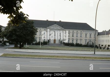 Blick auf Schloss Bellevue im Tiergarten in West-Berlin. [Automatisierte Übersetzung] Stockfoto