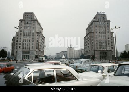 Blick auf das Haus der Kinder und das Haus Berlin in der ehemaligen Stalinallee (heute: Karl-Marx-Allee) in Berlin. [Automatisierte Übersetzung]“ Stockfoto
