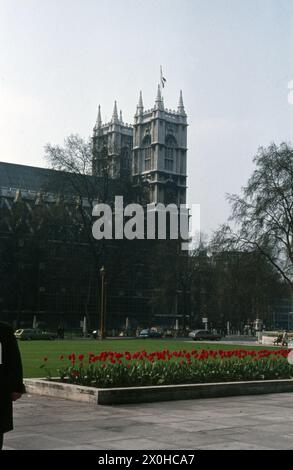 Seitenansicht der Westminster Abbey in London. [Automatisierte Übersetzung] Stockfoto