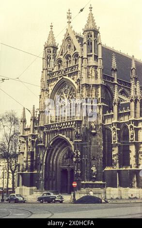 Fassade und Portal der gotischen Kirche im Stadtteil Zavel/Sablon. [Automatisierte Übersetzung] Stockfoto