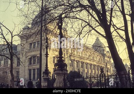 Seitlicher Blick durch grüne Bäume auf das National Museum of History, das sich im ehemaligen Palast des Postamtes befindet. [Automatisierte Übersetzung] Stockfoto