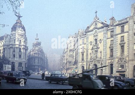 Blick auf die Gran Via und die Gebäude in dieser Straße. Auf der linken Seite das Metropolis House, auf der rechten Seite die Iglesia de San Jose. Autos vorne. [Automatisierte Übersetzung] Stockfoto