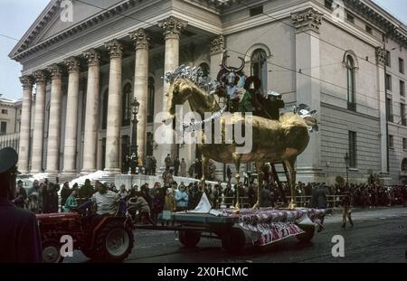 Karnevalswagen mit Monopteros vor dem Nationaltheater. [Automatisierte Übersetzung]“ Stockfoto