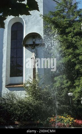 Kreuz an der Außenwand der katholischen Pfarrkirche St. Andreas. [Automatisierte Übersetzung] Stockfoto