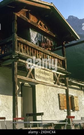 Wäscherei hängt draußen auf dem Balkon über dem Eingang zum Trocknen. [Automatisierte Übersetzung] Stockfoto