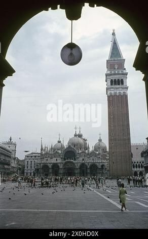 St. Markusplatz mit St.. Markusbasilika und St.. Mark's Tower [automatisierte Übersetzung] Stockfoto