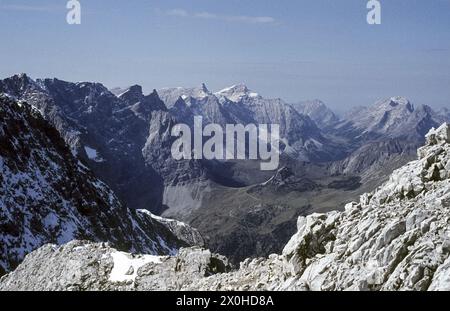 Herbstlicher Blick auf das Karwendeltal und die Dreizinkenspitze und Birkkarspitze Stockfoto