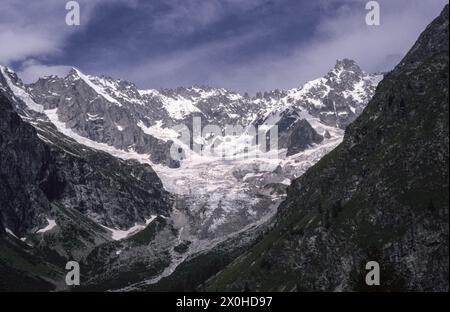 Le Tour Noir mit Aiguilles Rouges du Dolent [automatisierte Übersetzung] Stockfoto