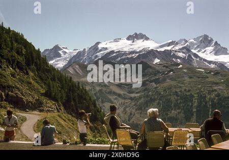 Von der Terrasse des Restaurants du Barrage d'Emosson aus können Touristen die Mont Blanc Gruppe mit dem Gletscher der Tour sehen. [Automatisierte Übersetzung] Stockfoto