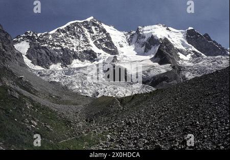 Auf dem Weg zur Tschierva-Hütte. Blick auf die Bernina-Gruppe mit Piz Bernina und Biancograt und den Tschierva-Gletscher [automatisierte Übersetzung] Stockfoto