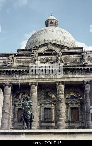 Mittelteil des ehemaligen Armeemuseum - heute Teil der Bayerischen Staatskanzlei - mit dem Reiterstandbild des Pfalz Otto von der Westseite. Man sieht offenbar noch die Spuren des 2. Weltkriegs. [Automatisierte Übersetzung] Stockfoto