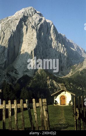 Blick vom Halleranger auf die Kapelle auf der Kohleralm und den kleinen Lafatscher (undatierte Aufzeichnung) [automatisierte Übersetzung] Stockfoto