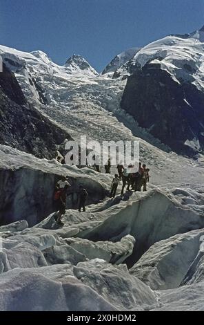 Teilnehmer einer geführten Gletscherwanderung zwischen Gletscherspalten. (Undatierte Aufzeichnung) [automatisierte Übersetzung] Stockfoto