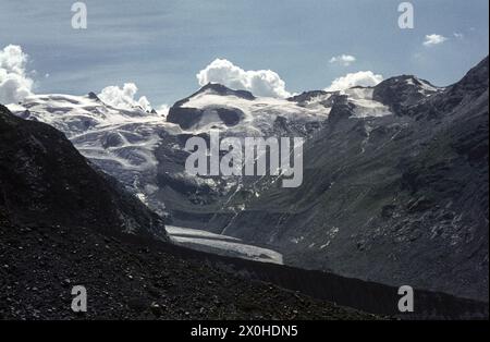 Auf dem Weg zur Tschierva-Hütte. Blick auf die Bernina-Gruppe mit Piz Glüschaint und Il Chapütschin [automatisierte Übersetzung] Stockfoto