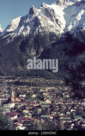 Blick auf Mittenwald und die bereits verschneite Viererspitze. [Automatisierte Übersetzung] Stockfoto