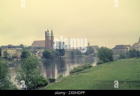 Panoramaaussicht von den meisten Pamieci Sybirakow (ehemalige Adolf Hitlers Brücke) über die oder zur Heilig-Kreuz-Kirche, zum Rathausturm und zur Minoritenkirche in der Stadt Opole. [Automatisierte Übersetzung] Stockfoto