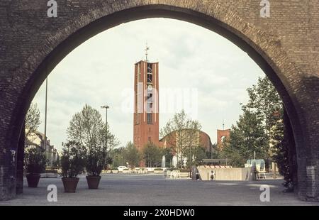 Blick auf St.. Matthäuskirche in München durch das Sendlinger Tor an einem frühen Sonntagmorgen. [Automatisierte Übersetzung] Stockfoto