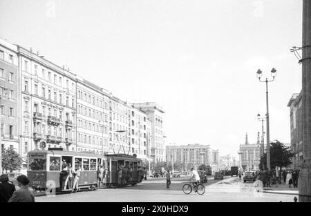 Die Marschallstraße ist ein Aktivitätsreichtum. Eine Straßenbahn ist so voll, dass einige Passagiere auf der Außenseite des Trittbretts fahren. [Automatisierte Übersetzung] Stockfoto