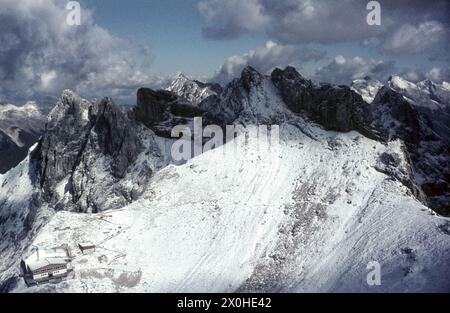 Herbstlicher Blick auf die Bergstation der Karwendelbahn mit den schneebedeckten Karwendelbergen [automatisierte Übersetzung] Stockfoto