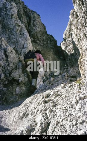 Ein Wanderer klettert den Wanderweg in einer Rinne hinauf. [Automatisierte Übersetzung] Stockfoto