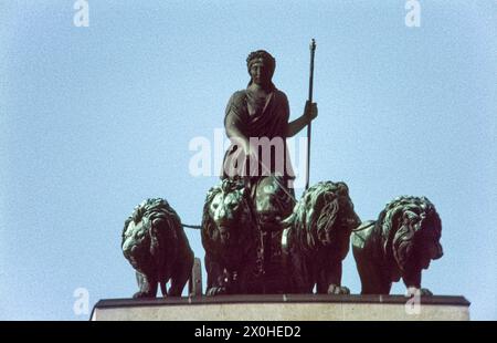 Die Quadriga am Siegtor. Bayern fährt ein Team von vier Löwen. [Automatisierte Übersetzung] Stockfoto