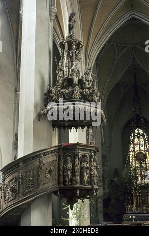 Kanzel im Inneren der katholischen Pfarrkirche [automatisierte Übersetzung] Stockfoto